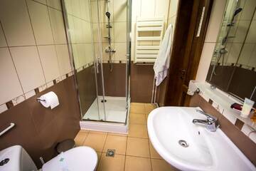 Фото номера Двухместный номер эконом-класса с 2 отдельными кроватями Отель Hotel Eden г. Рымнику-Сэрат 3