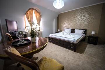 Фото номера Номер с кроватью размера «king-size» Отель Hotel Eden г. Рымнику-Сэрат 3