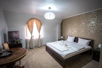 Фото номера Номер с кроватью размера «king-size» Отель Hotel Eden г. Рымнику-Сэрат 5