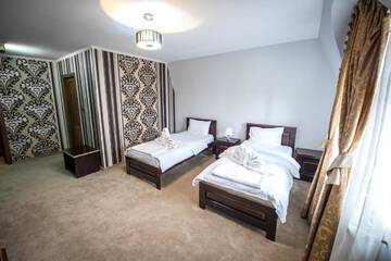 Фото номера Стандартный двухместный номер с 2 отдельными кроватями Отель Hotel Eden г. Рымнику-Сэрат 4