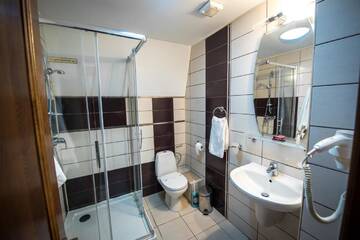 Фото номера Стандартный двухместный номер с 2 отдельными кроватями Отель Hotel Eden г. Рымнику-Сэрат 2