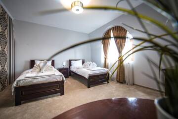 Фото номера Стандартный двухместный номер с 2 отдельными кроватями Отель Hotel Eden г. Рымнику-Сэрат 3