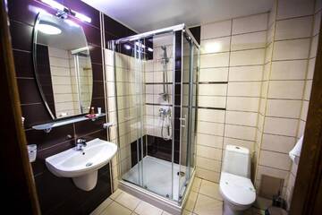 Фото номера Номер с кроватью размера «king-size» Отель Hotel Eden г. Рымнику-Сэрат 8